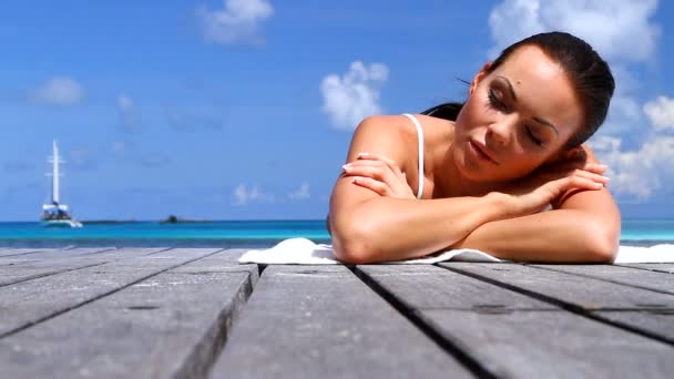 Vacker kvinna vila nära vatten på Maldiverna — Stockvideo