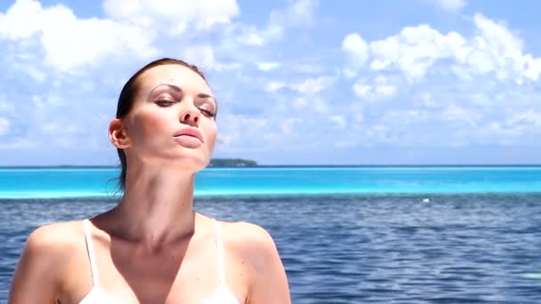 Bella donna che riposa vicino all'acqua alle Maldive — Video Stock