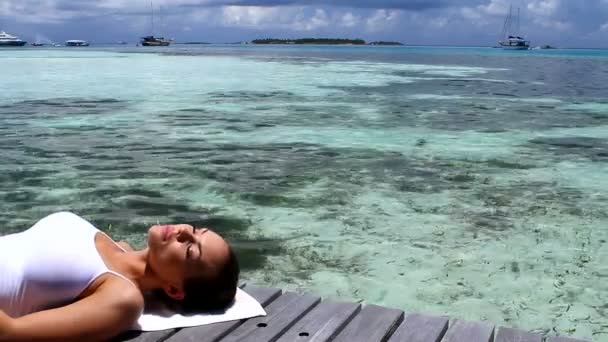 Belle femme au repos près de l'eau aux Maldives — Video