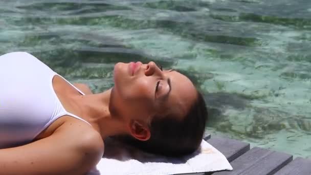 Όμορφη γυναίκα που αναπαύεται κοντά στο νερό σε Μαλδίβες — Αρχείο Βίντεο