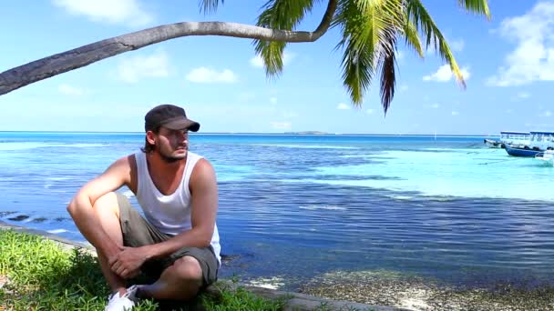 Beau homme se reposant près de l'eau aux Maldives — Video