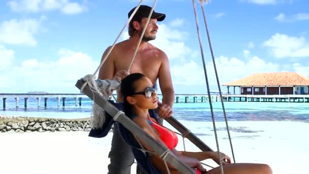 Romantic couple resting at Maldives seaside — Stock Video