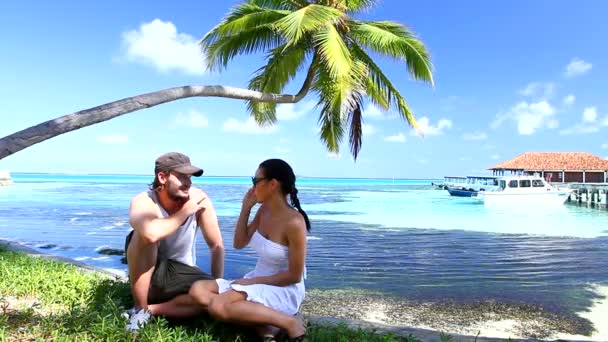 Casal romântico descansando à beira-mar Maldivas — Vídeo de Stock
