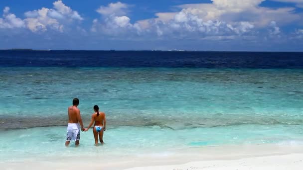 Casal romântico andando na praia em Maldivas — Vídeo de Stock