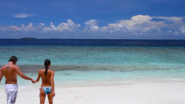 Casal romântico andando na praia em Maldivas — Vídeo de Stock