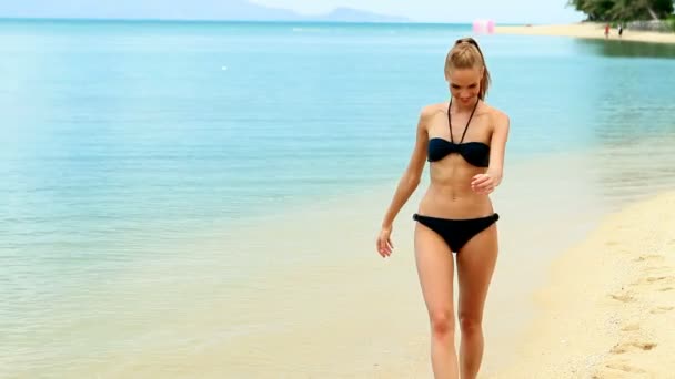 Mujer feliz caminando en la playa exótica — Vídeos de Stock