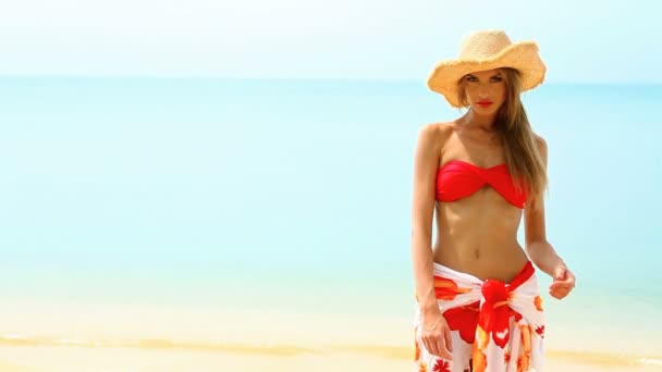 Chica feliz en bikini rojo en la playa tropical — Vídeo de stock