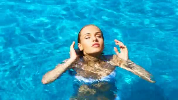 Mujer sexy descansando en la piscina — Vídeo de stock