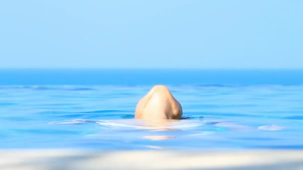 Okouzlující žena v exotických plavecký bazén — Stock video