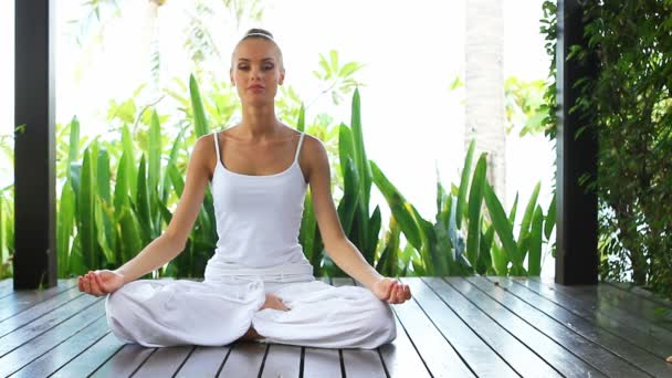 Žena v lotosové pozici meditovat — Stock video