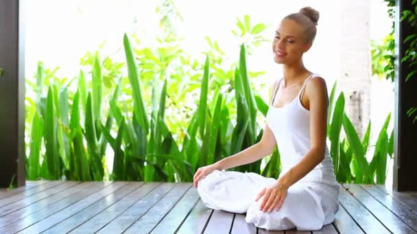 Frau praktiziert Yoga und Meditation — Stockvideo