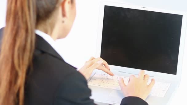 Affärskvinna som sitter framtill på bärbar dator — Stockvideo