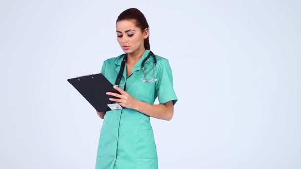 白い背景の上の若い美しい女性医師 — ストック動画