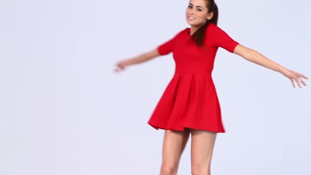 Joven atractiva mujer divirtiéndose en vestido sexy rojo — Vídeos de Stock