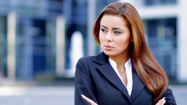 Una hermosa joven mujer de negocios fuera del edificio de oficinas — Vídeos de Stock