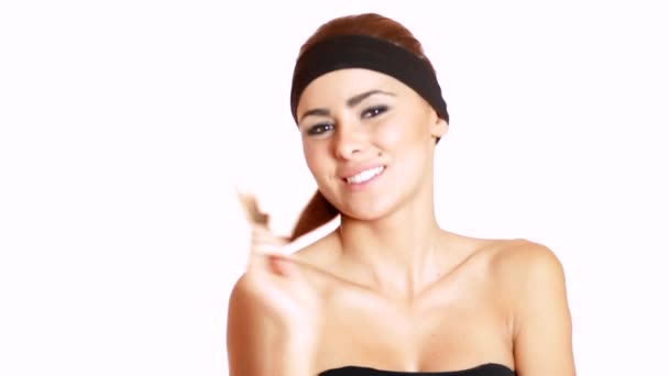 Se usmívám a sexy brunetka isoladed na bílém pozadí — Stock video