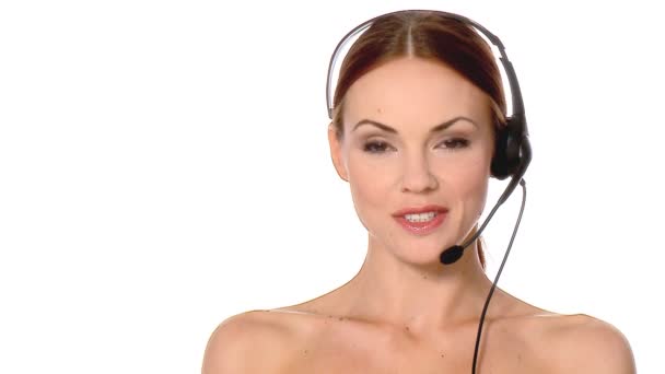 Hermosa chica está usando auriculares, aislado en blanco — Vídeos de Stock