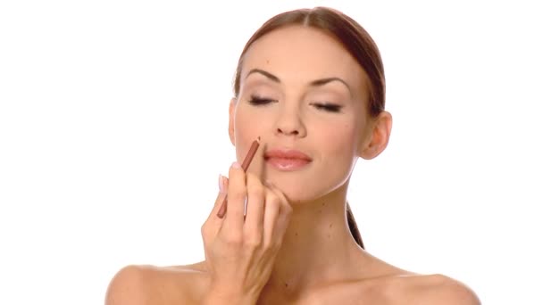 Make-up artiest doet make-up op mooie vrouw — Stockvideo