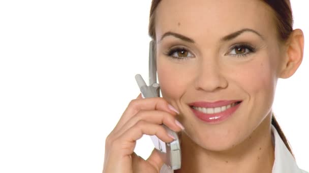 Красивая молодая деловая женщина пользуется мобильным телефоном — стоковое видео