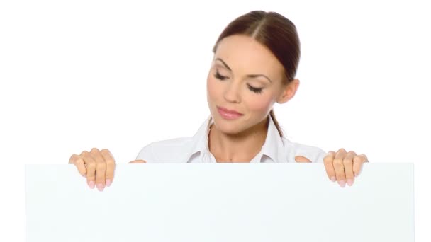Mulher de negócios bonita segurando placa branca vazia — Vídeo de Stock