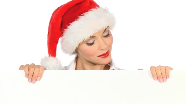 Chica en santa claus sombrero sosteniendo tablero vacío — Vídeos de Stock