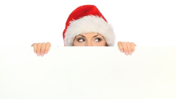 Fille dans santa claus chapeau tenant conseil vide — Video