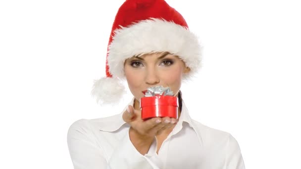 Сексуальная девушка в шляпе Санта-Клауса показывает подарок в коробке — стоковое видео