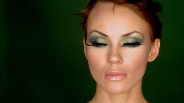 Портрет красивой сексуальной женщины с выдающимся макияжем — стоковое видео