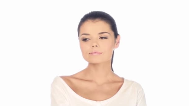 Portrait de belle femme isolée sur blanc, bâillant — Video