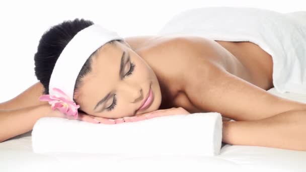 Jeune femme belle et détendue prenant un traitement spa — Video