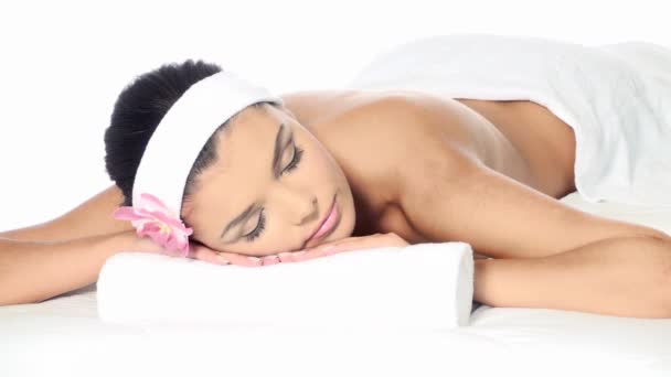 Mujer joven hermosa y relajada tomando tratamiento de spa — Vídeo de stock
