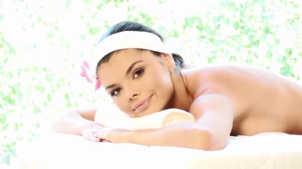 Jonge mooie en relaxte dame nemen buitenspa behandeling — Stockvideo