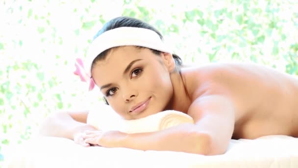 Jovem bela e relaxada senhora tomando tratamento spa ao ar livre — Vídeo de Stock