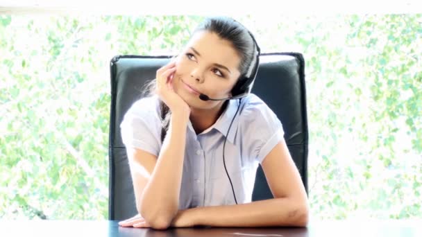 Bonita jovem empresária falando telefone com fone de ouvido — Vídeo de Stock