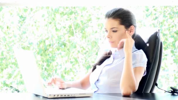 Schöne junge Geschäftsfrau, die am Laptop arbeitet — Stockvideo