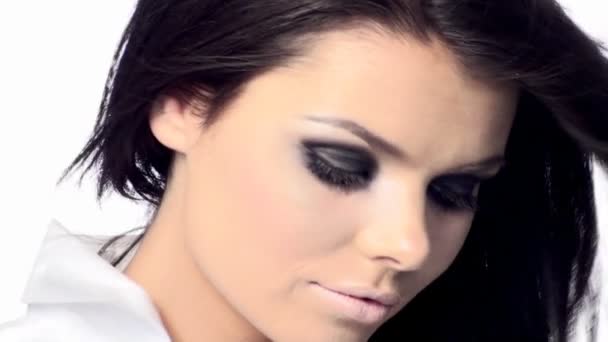 Jonge mooie brunette met zwarte eng make-up — Stockvideo