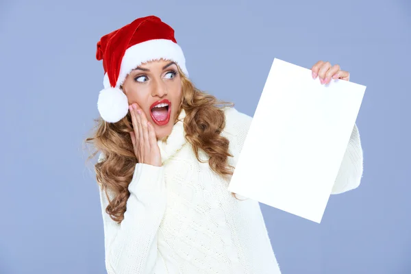 Bionda donna in Santa Hat è in shock hudge — Foto Stock