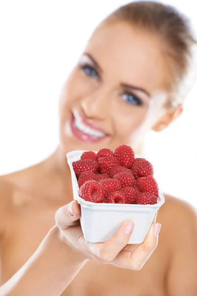 Close up of smiling blonde holding raspberries — Stock Photo, Image