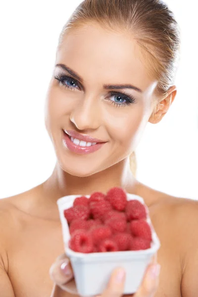 Nahaufnahme einer lächelnden Blondine mit Himbeeren — Stockfoto