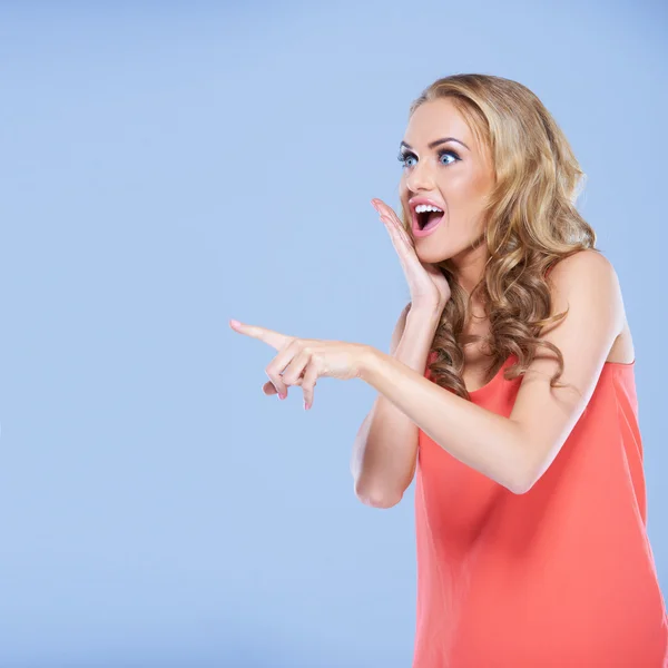 Mujer joven señalando algo con el dedo — Foto de Stock