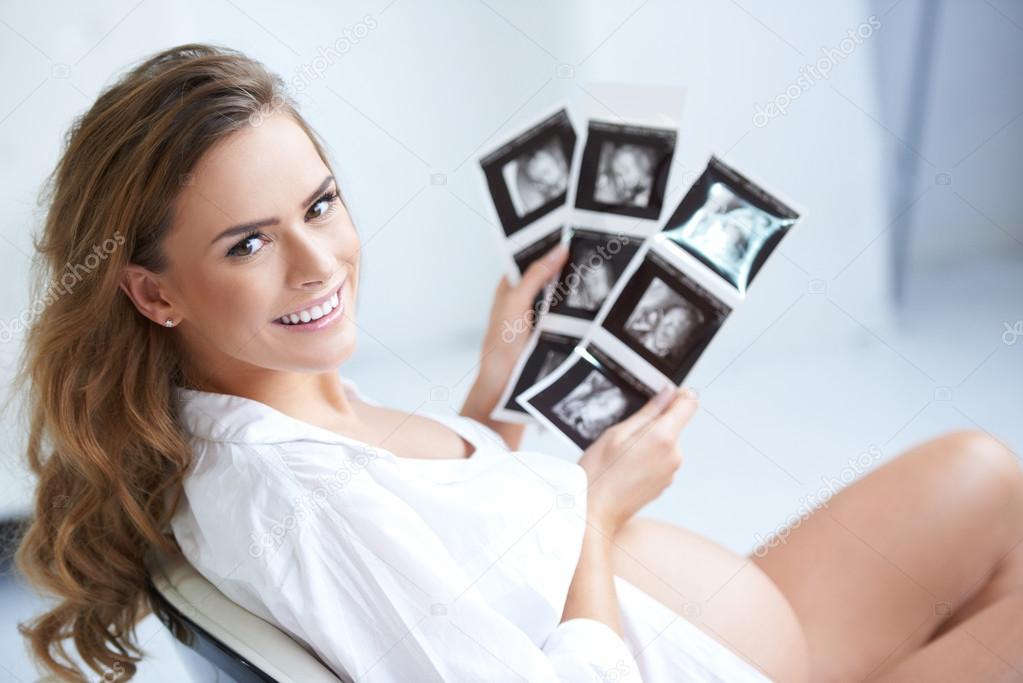 http://st.depositphotos.com/1003940/1572/i/950/depositphotos_15727207-Pregnant-woman-holding-her-USG-pictures.jpg