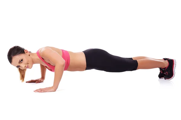 Hermosa mujer haciendo flexiones — Foto de Stock