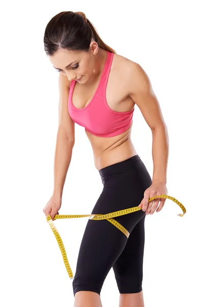 Atleta feminina forte medindo sua coxa — Fotografia de Stock