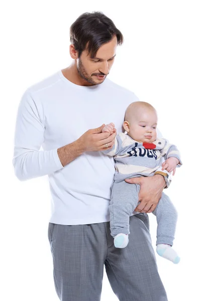 Pai amoroso segurando seu bebê pequeno — Fotografia de Stock