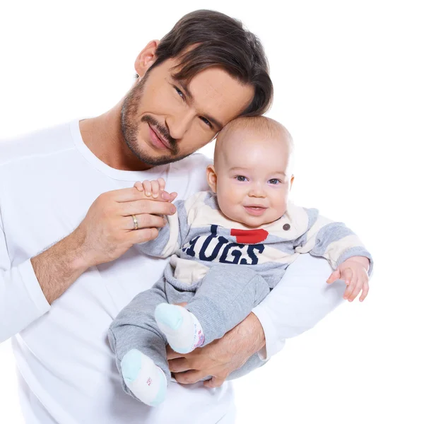 Orgulhoso jovem pai posando com seu bebê — Fotografia de Stock