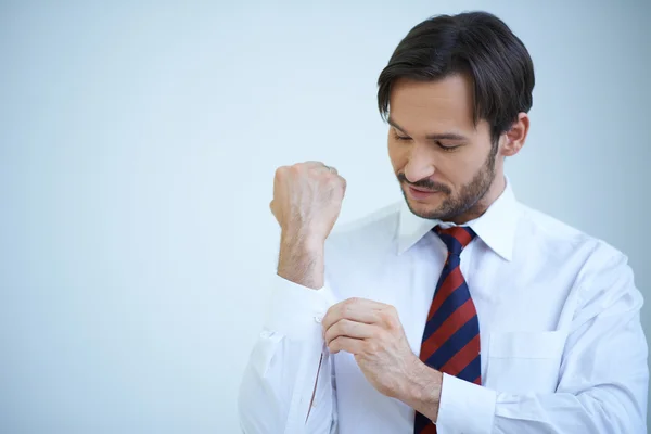 Joven abrochándose las esposas — Foto de Stock