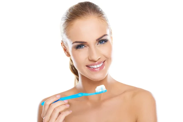 Belle femme avec une brosse à dents et de la pâte — Photo