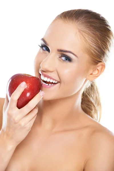 Mujer riendo con una manzana roja —  Fotos de Stock