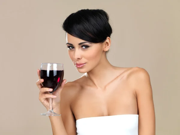 Bella donna che beve vino rosso — Foto Stock