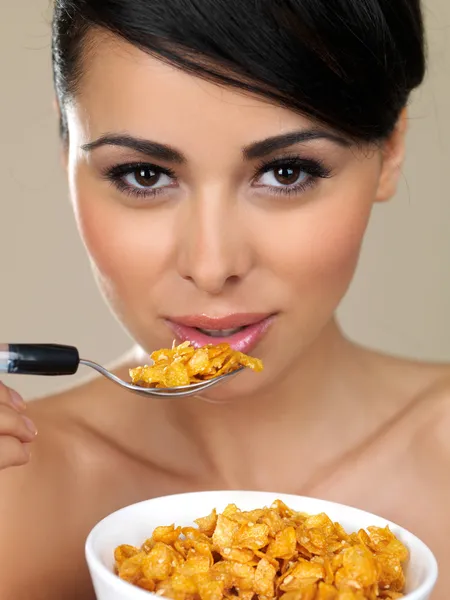Hermosa mujer comiendo cereal — Foto de Stock